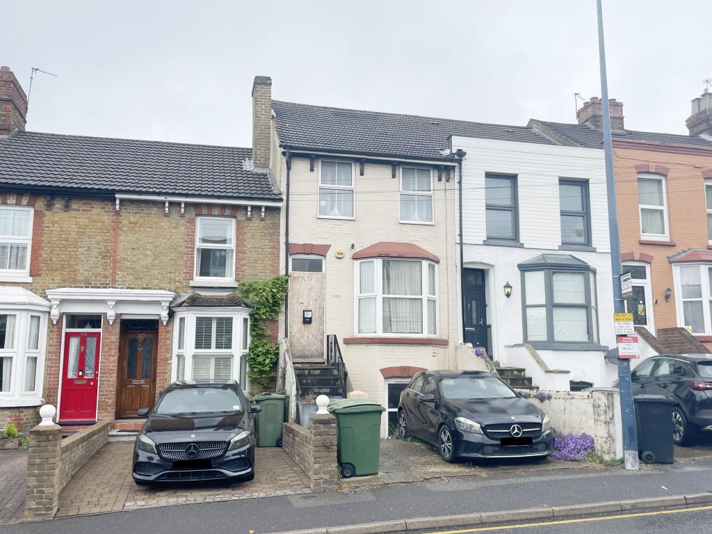 Lot: 76 - LARGE HOUSE FOR REFURBISHMENT CLOSE TO TOWN CENTRE WITH POTENTIAL FOR CONVERSION - Front view of house for improvement